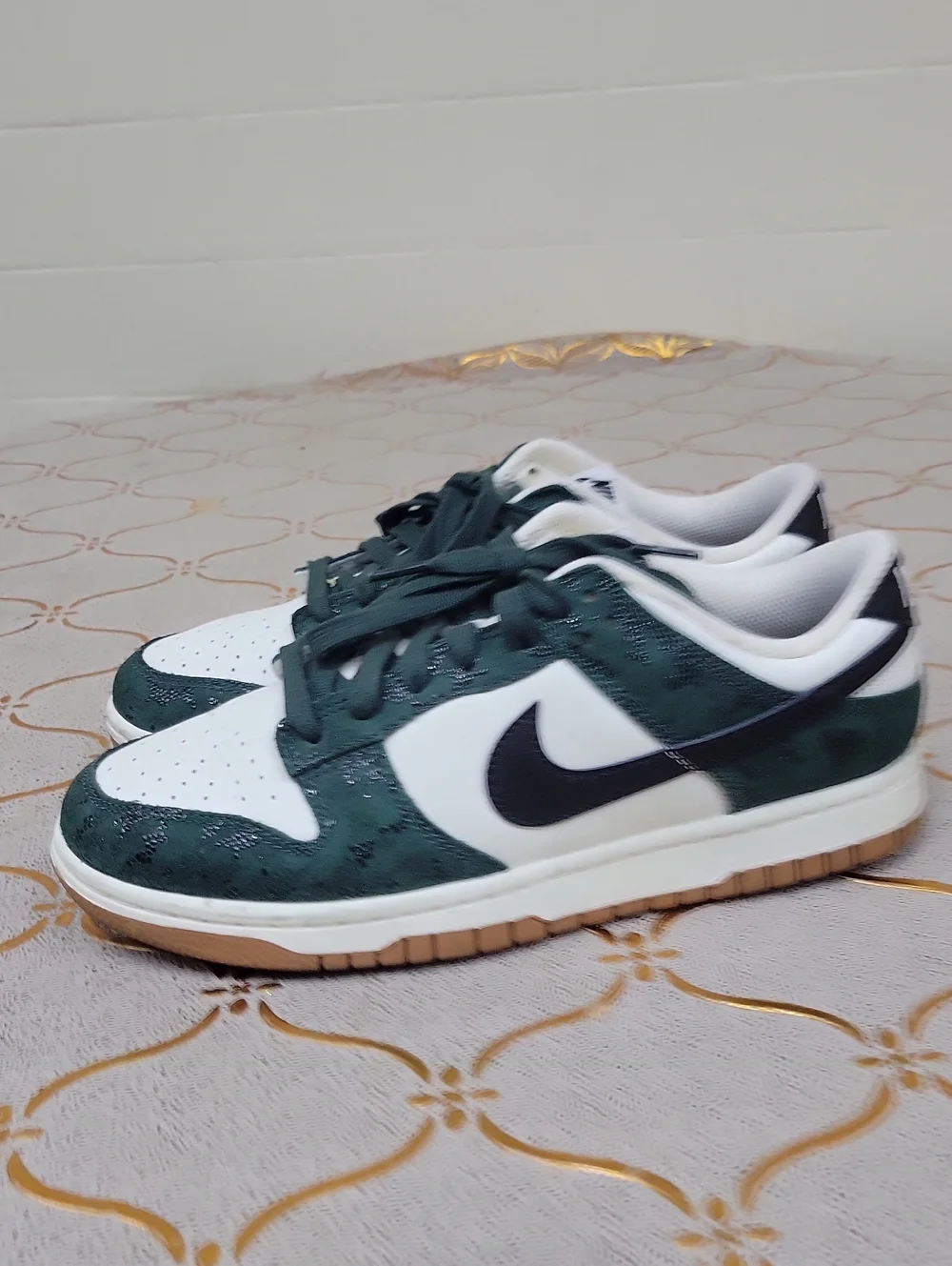 Nike Low-Top Sneakers in White & Dark Green